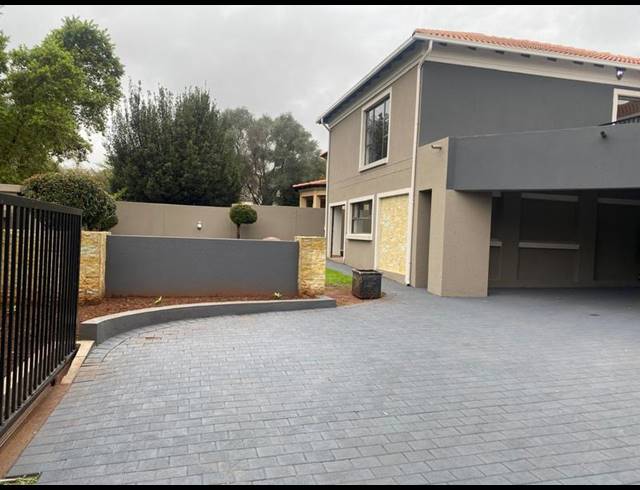 6 BEDROOM HOUSE FOR SALE IN MIDSTREAM ESTATE